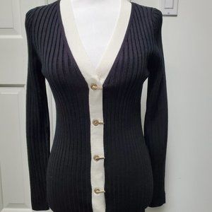 Long sleeved ribbed cardigan with metal closures